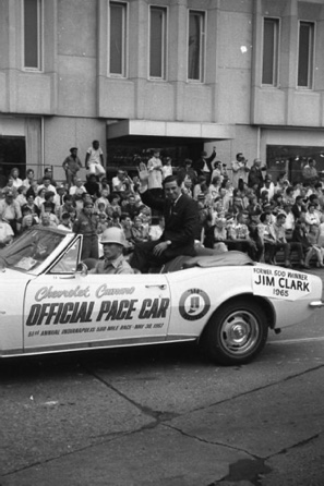 Jim pendant la parade d'avant course
© Stephen Scott Jim pendant la parade d'avant course
© Stephen Scott